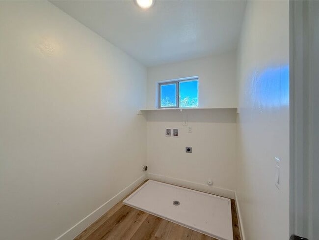 Building Photo - 4 Bed, 2.5 Bath Home with 2 Car Garage