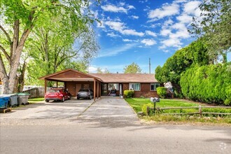 Building Photo - Cute Boise Bench Duplex!