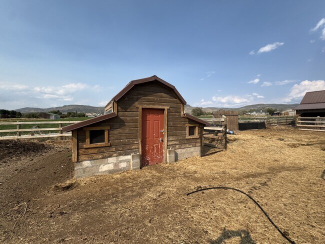Building Photo - 3171 Horse Thief Dr