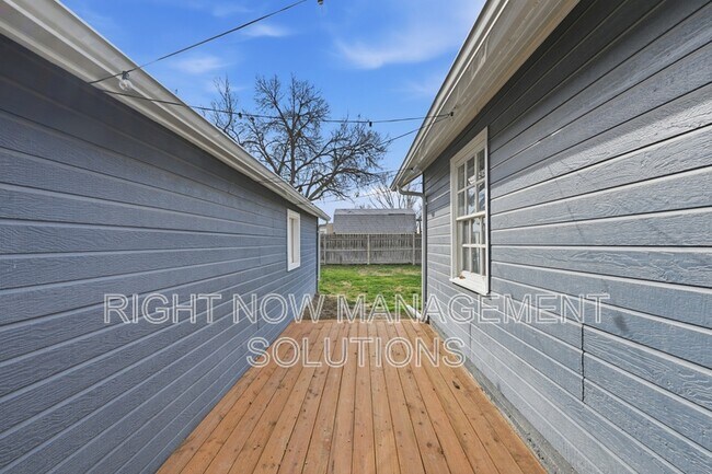 Building Photo - 415 W Linden St