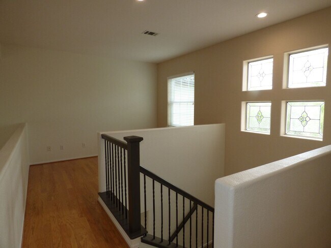 Building Photo - Spacious Townhouse located in Poinsettia Heights