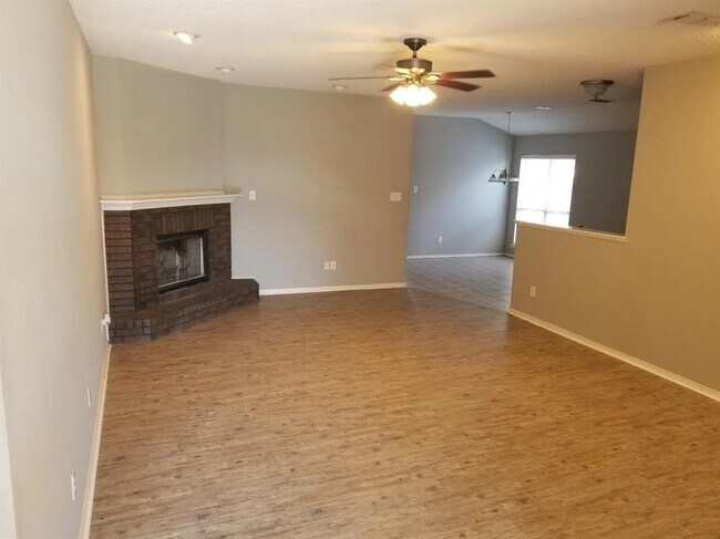Building Photo - 507 N Hyden Ave