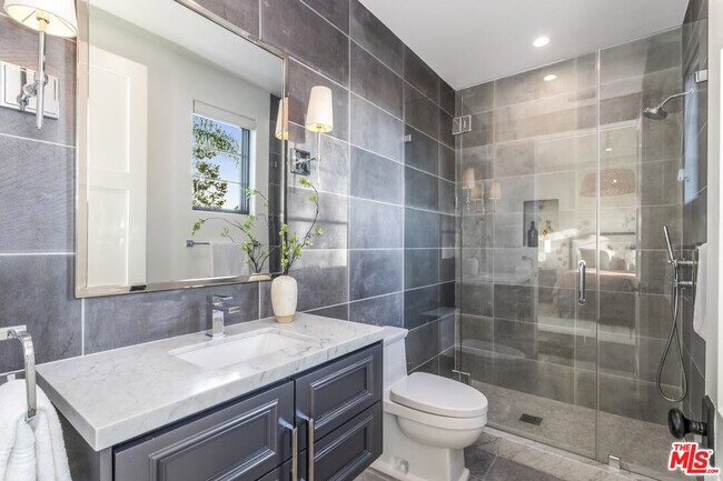 Building Photo - 820 N Vista St