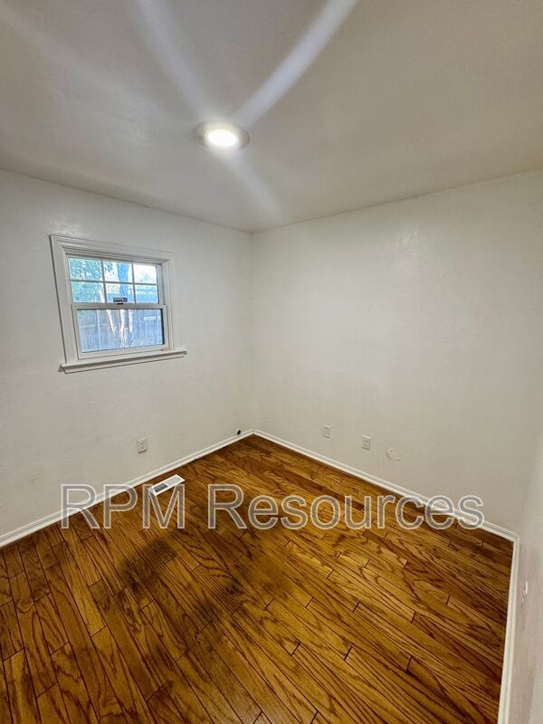 Building Photo - 2820 N McMillan Ave