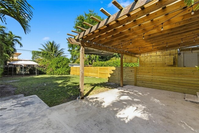 Building Photo - 1244 SW 13th Ave