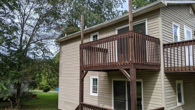 Building Photo - Cedar Hill Cir - Duplex