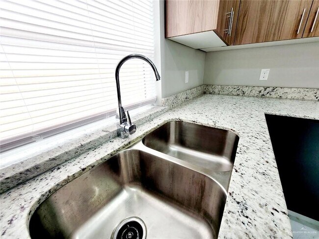 Building Photo - 16 Las Vistas Ln