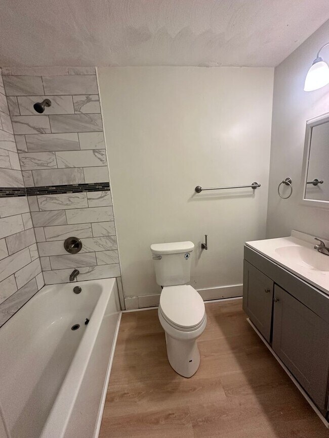 Building Photo - Fully renovated Cape Cod house!