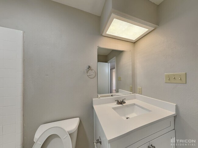 Building Photo - 1122 Oakbluff Dr