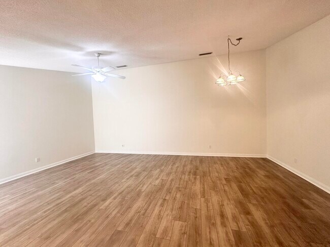 Building Photo - 9157 Sun Terrace Cir