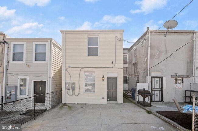 Building Photo - 418 E 21st St