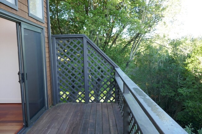 Building Photo - UPDATED TWO BED / TWO AND HALF BATH HEADLANDS CONDO WITH SWEEPING VIEWS