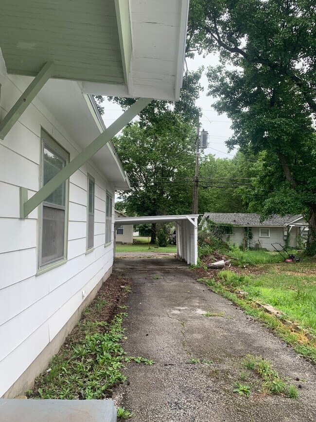 Building Photo - LEASETAKEOVER: NO DEPOSIT NEEDED!!!!  Adorable and large 3 bedroom house with screen in Porch! Ap...