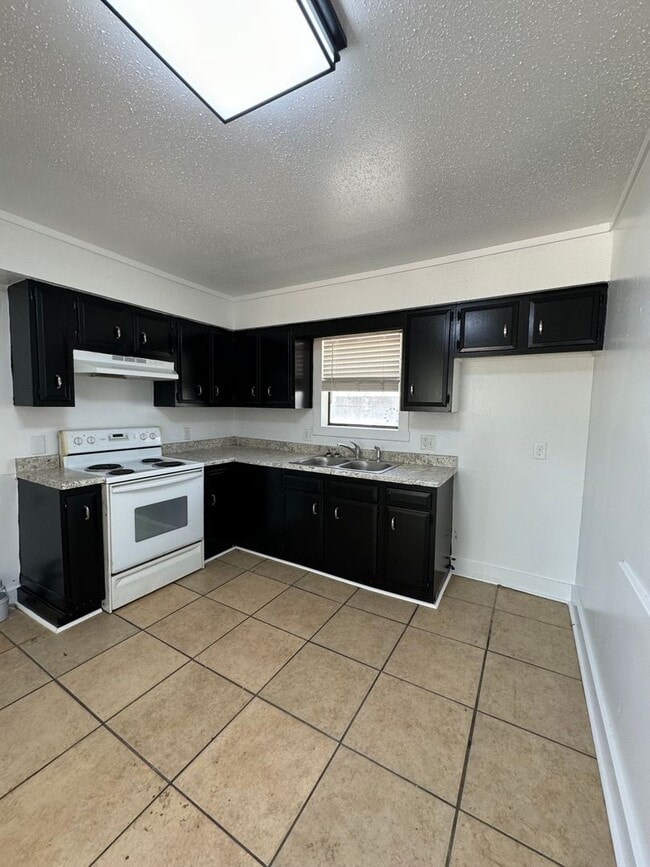 Building Photo - 2 bedroom 1 bath duplex