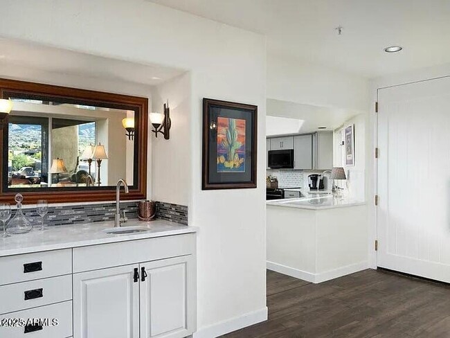 Building Photo - 9898 E Graythorn Dr
