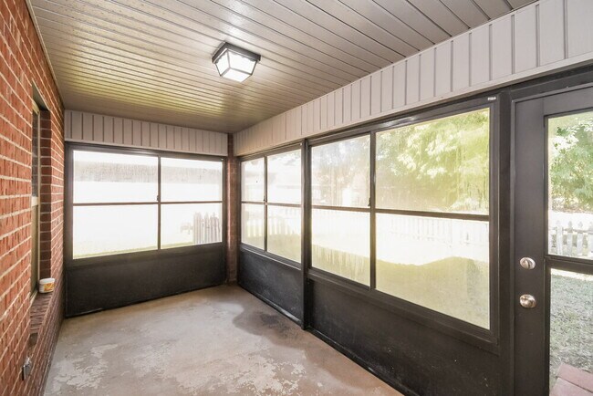 Building Photo - 2195 Thornbrook Dr