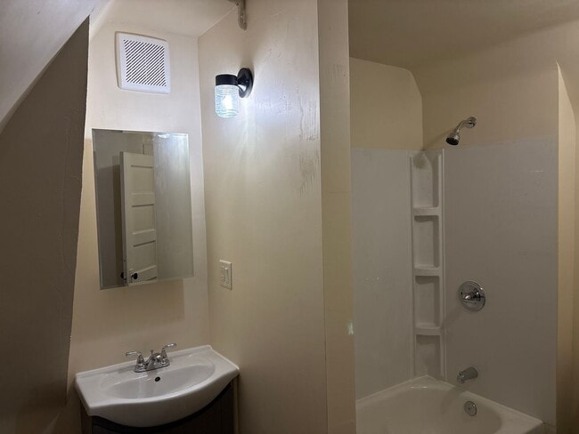 Building Photo - SPACIOUS 4 BEDROOM HOME READY TO WELCOME YOU