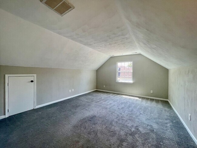 Building Photo - Soaring Ceilings & Spacious Living in Western Branch