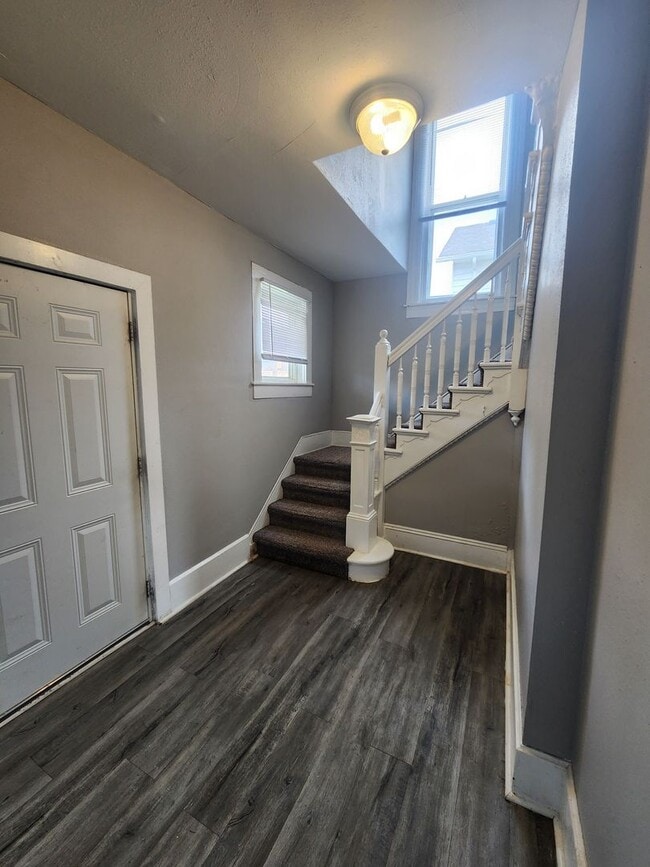 Building Photo - Large 4 bedroom house