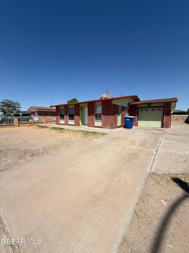 Building Photo - 955 Versailles Dr