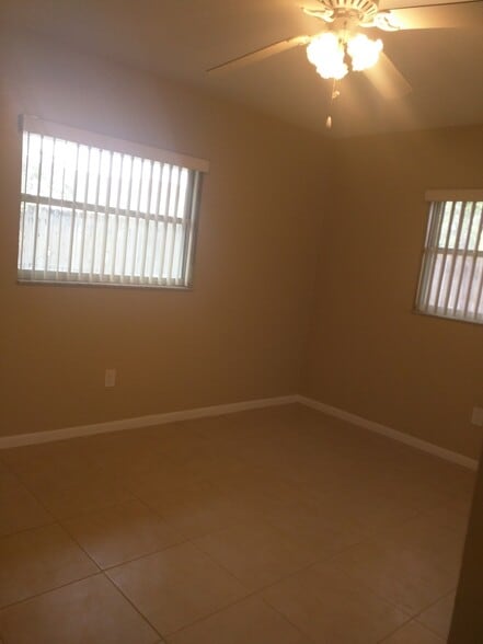 Building Photo - 3346 Camelot Dr