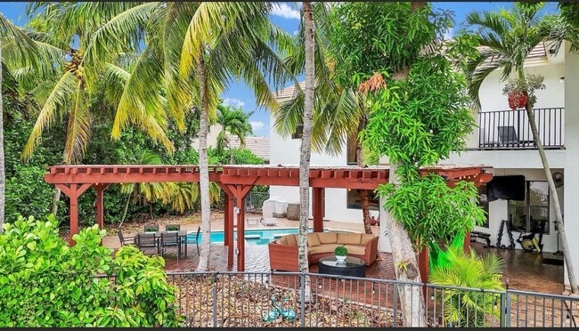 Building Photo - 10703 Versailles Blvd