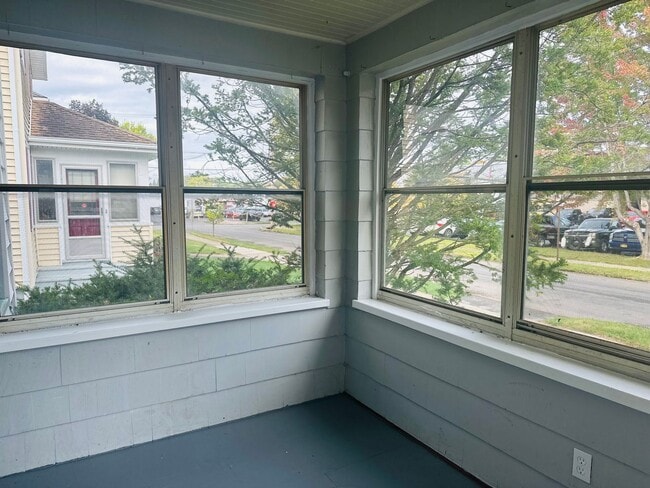 Building Photo - DREAM LOCATION !! LOOKS LIKE PRIVET ROAD !!!