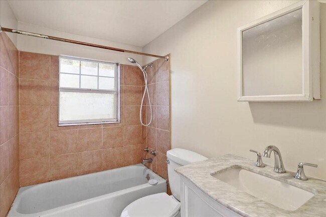 Building Photo - 400 Mississippi St