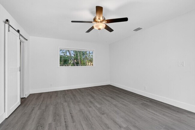 Building Photo - 954 SE 7th St