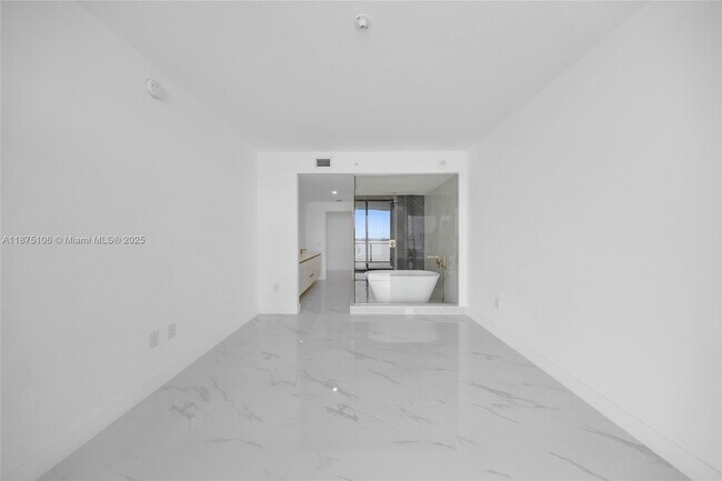 Building Photo - 700 NE 24th St