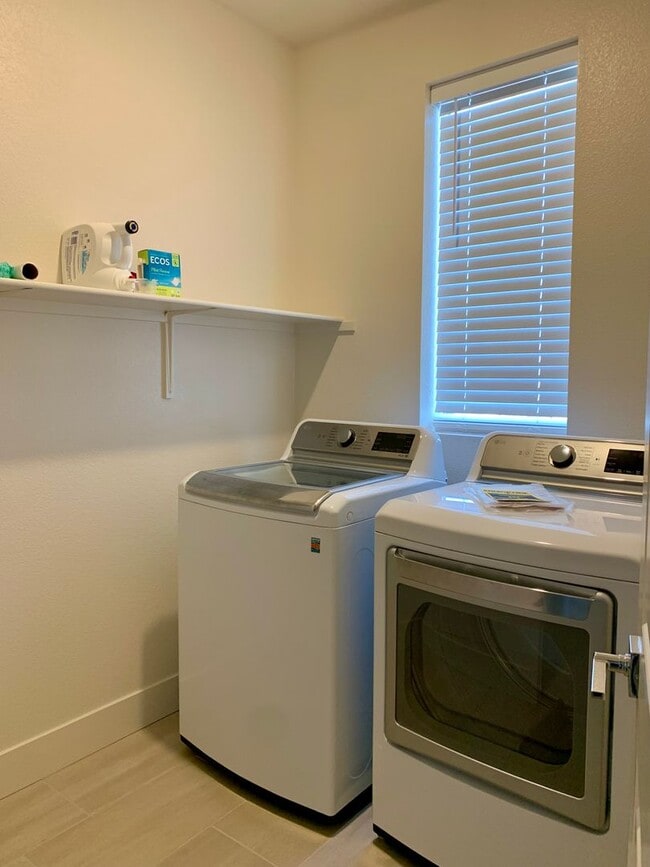 Building Photo - 4 Bedroom Home in Hollister with 3 Full Bathrooms and Central A/C