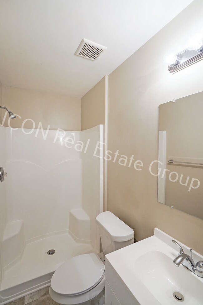 Building Photo - 3/2.5 End unit townhome