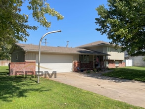 Building Photo - Updated 3 bed 2 bath home in great neighbo...