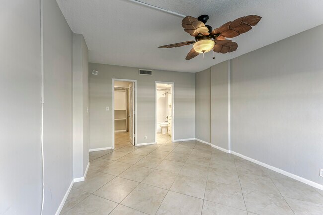 Building Photo - 2900 NE 30th St