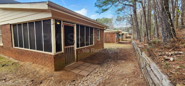 Building Photo - 3441 Southgate Trail SE