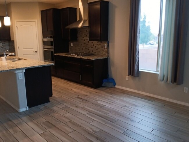 Building Photo - Spacious 4-bedroom, 2.5-bathroom home! Showings available NOW!