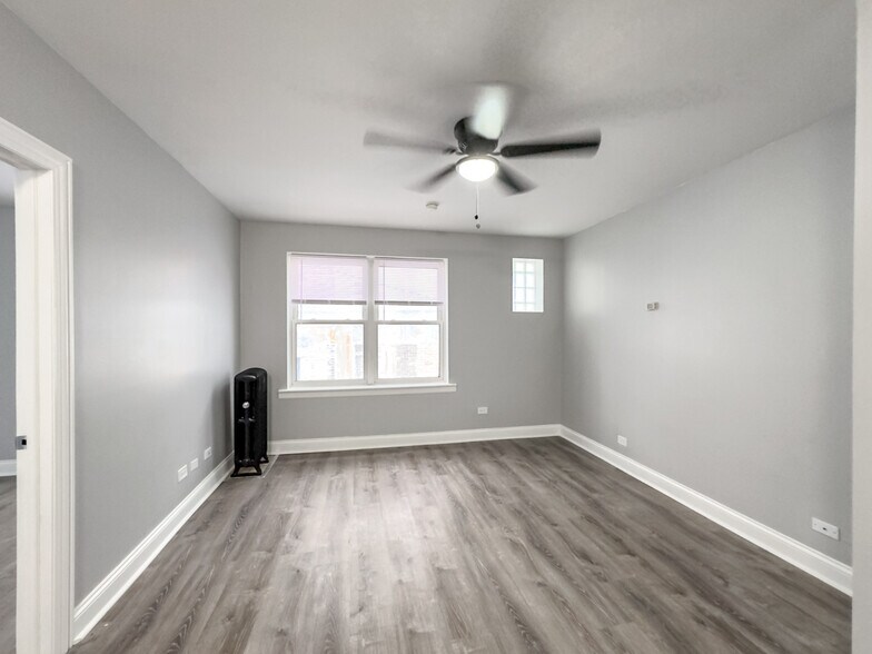 Building Photo - 4241 N Kenmore Ave