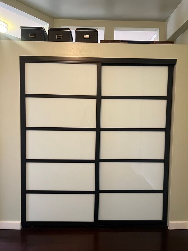 Building Photo - Historical 1922 Art Deco Building - 5th Floor Studio, 1 Bath, All Utilities Included