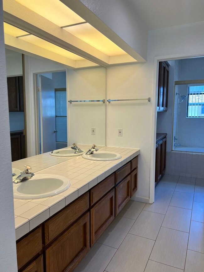 Building Photo - Spacious 2 Bedroom 2-1/2 Bathroom Townhome with 2-car garage in La Jolla near UCSD