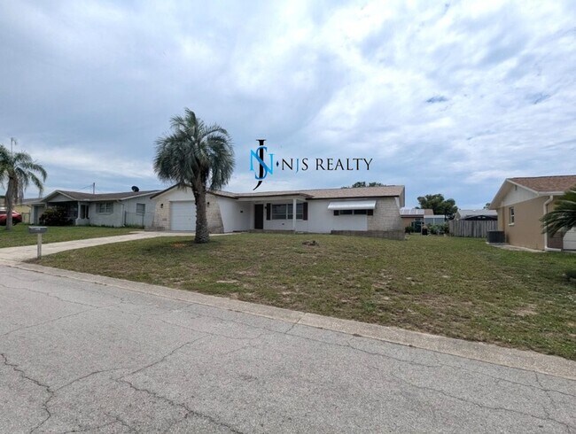 Building Photo - Large open 2/2/1 1378 Sq. Ft. with freshly...