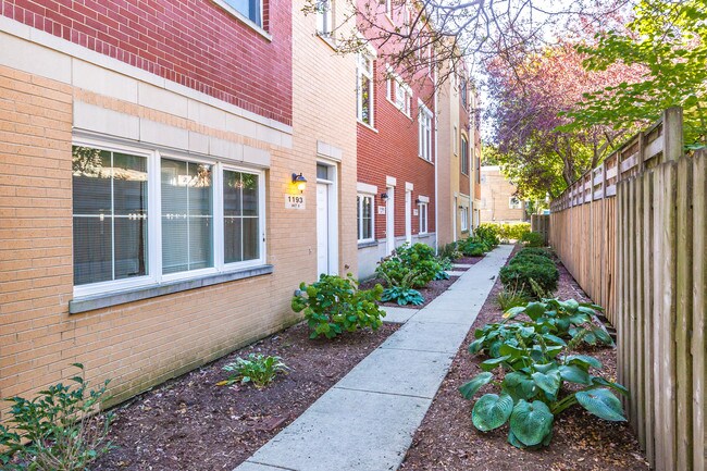 Building Photo - 1193 S Grove Ave