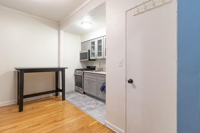 Building Photo - 340 E 80th St