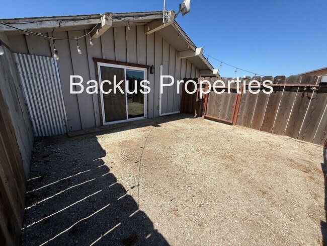 Building Photo - 844 River Rd