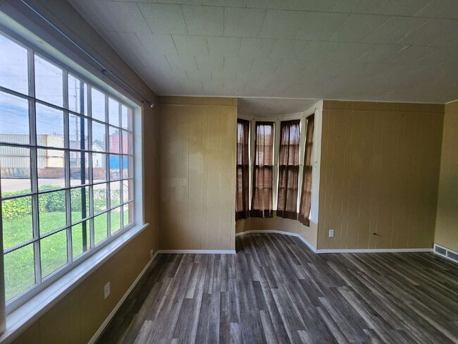 Building Photo - 2 Bedroom side by side / 421A Otter Ave Oshkosh
