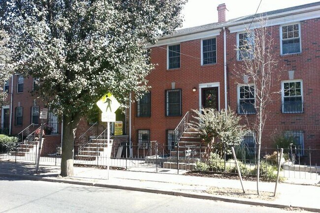 Building Photo - 366 Monmouth St