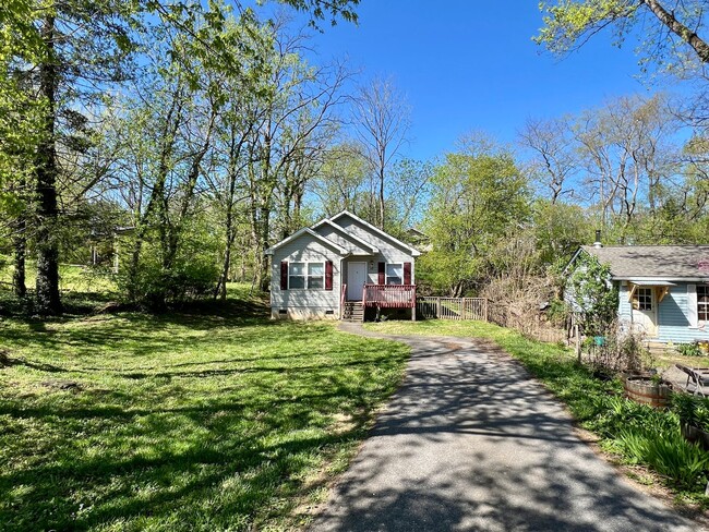 Building Photo - 3 Bedroom in West Asheville!
