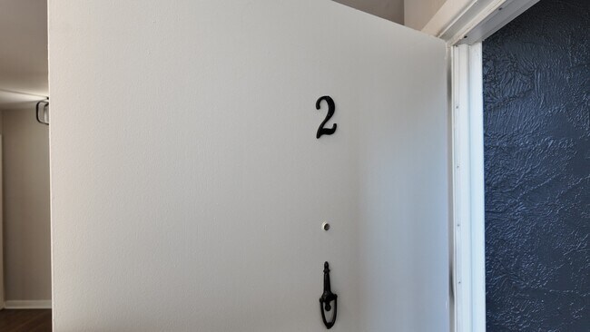 Building Photo - Freshly Renovated 2-Bed Gem with Artistic Finishes + Garage Option in Cincinnati