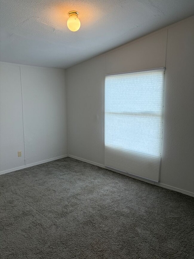 Building Photo - Trailer house; 3 bed 2 bath