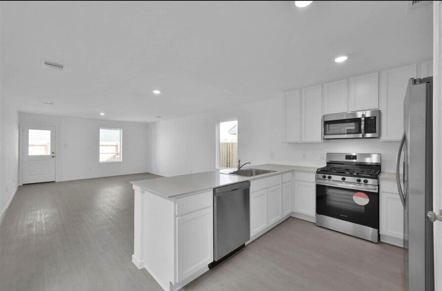 Building Photo - 18243 Via Aurelia Dr