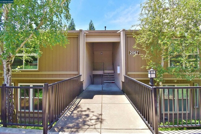 Building Photo - 2067 Ascot Dr